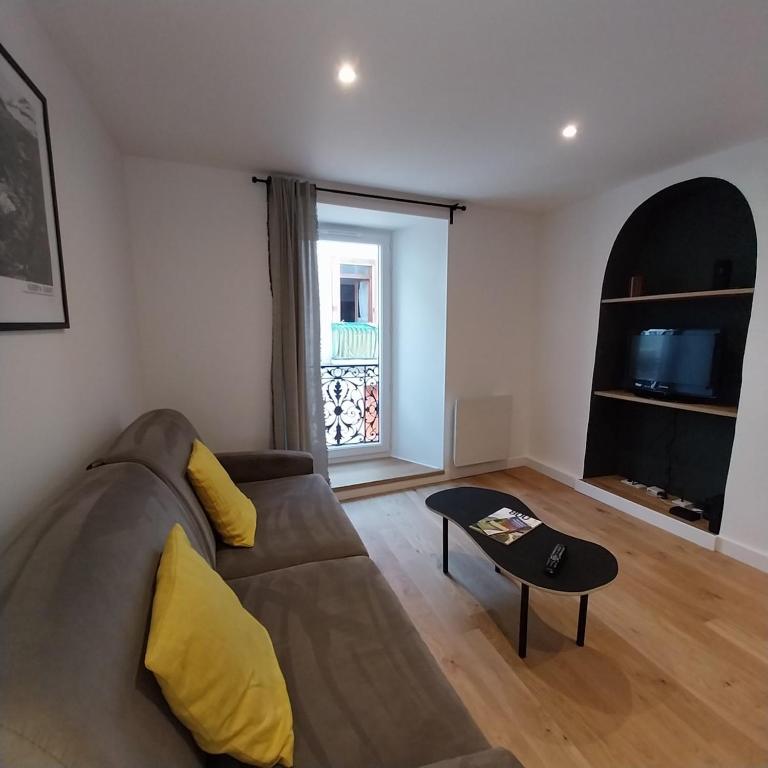 Versant Sud - Duplex - Centre Bourg d 'Oisans - Two-Bedroom Apartment with Balcony and Terrace - 1