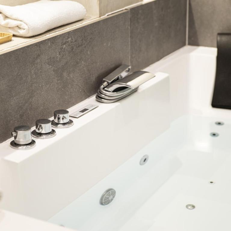 LES BULLES DE MONA - Passion - Spa - Clim - Studio avec Baignoire Spa - 6