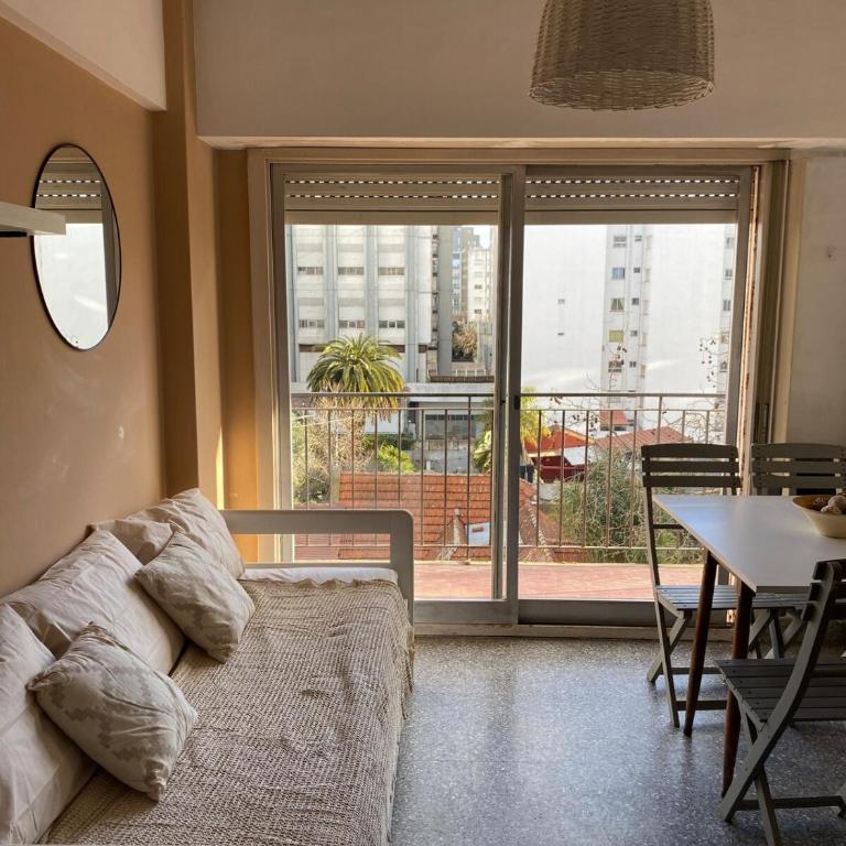 Dto zona Guemes y cerca de playa luminoso y tranquilo a la calle balcon - Two-Bedroom Apartment - 1
