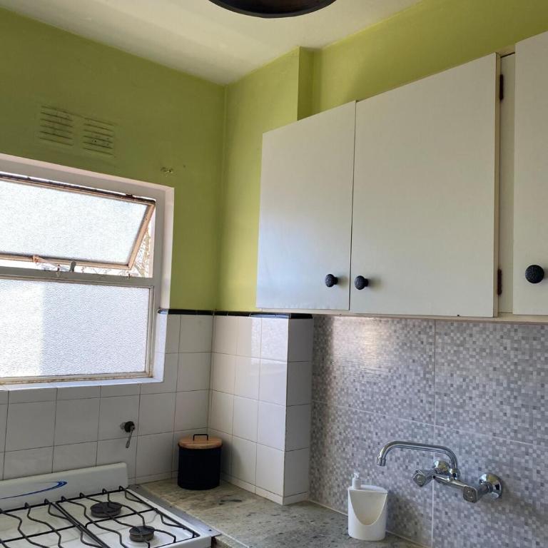 Dto zona Guemes y cerca de playa luminoso y tranquilo a la calle balcon - Two-Bedroom Apartment - 3