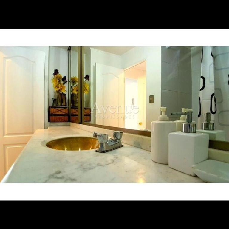 Amplio Depto con estacionamiento en el golf las condes - Apartamento de 2 dormitorios - 3