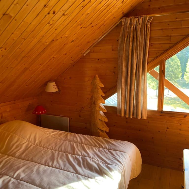 Duplex cosy jusqu'à 6 personnes- chalet des Pléiades - départ skis aux pieds en bordure de piste sans portage - au milieu des fleurs en été - l'autre duplex du chalet est également à nous - Chalet 2 Chambres - 13