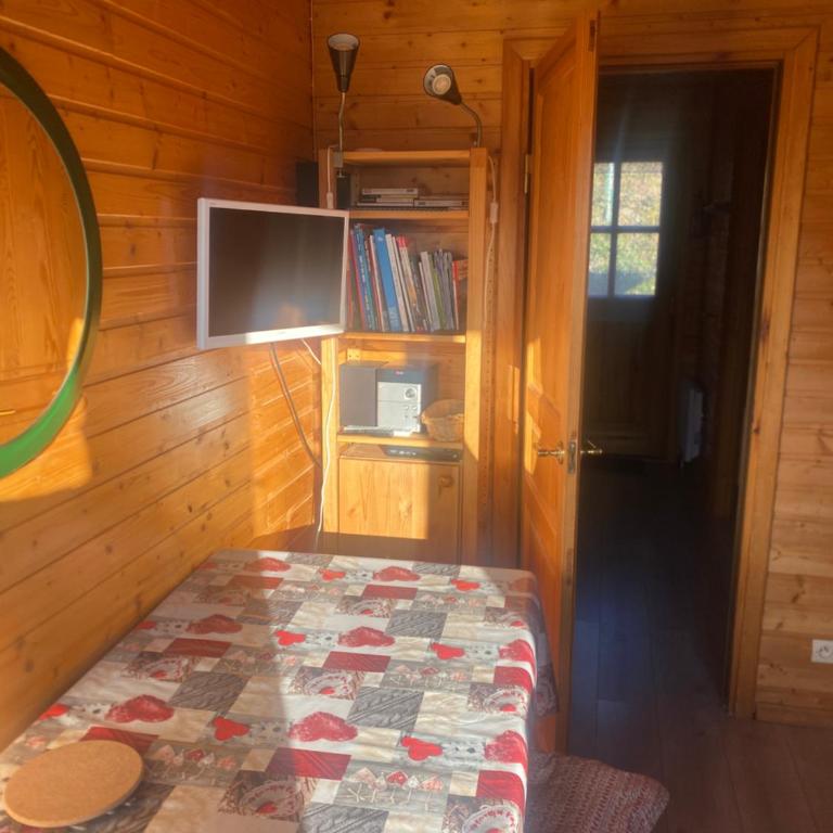 Duplex cosy jusqu'à 6 personnes- chalet des Pléiades - départ skis aux pieds en bordure de piste sans portage - au milieu des fleurs en été - l'autre duplex du chalet est également à nous - Chalet 2 Chambres - 11