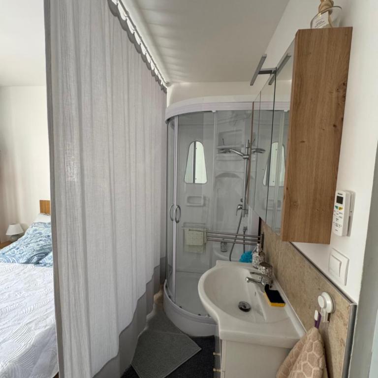 Chez DOMI - Chambre Double avec Salle de Bains Privative - 4
