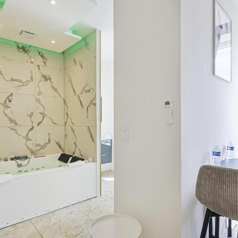 LES BULLES DE MONA - Lila - Spa - Clim - Studio mit Whirlpool - 7