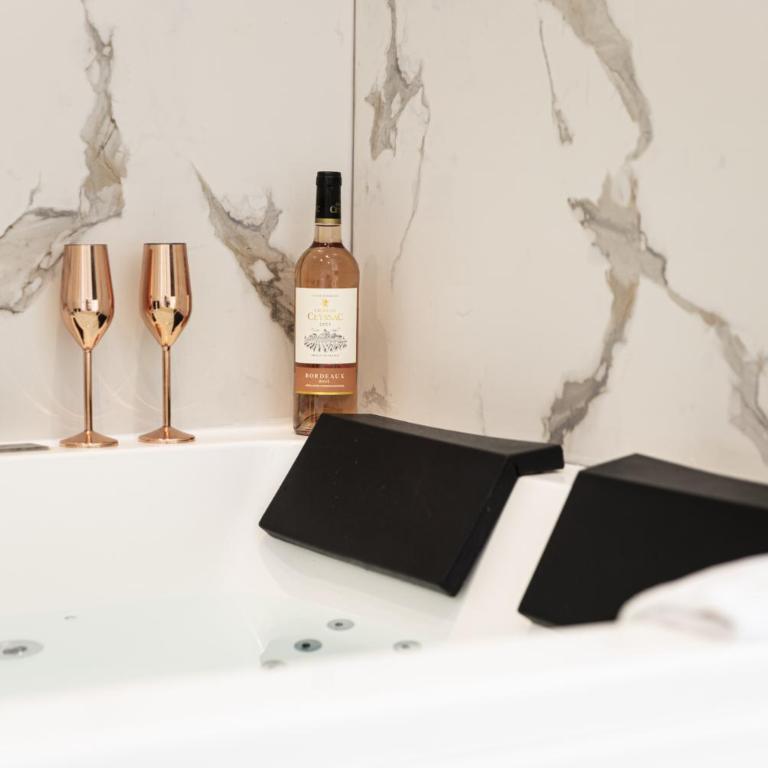 LES BULLES DE MONA - Lila - Spa - Clim - Studio mit Whirlpool - 9