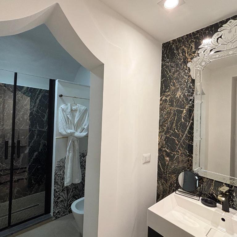 Moresco Suites - King Room with Spa Bath - 8