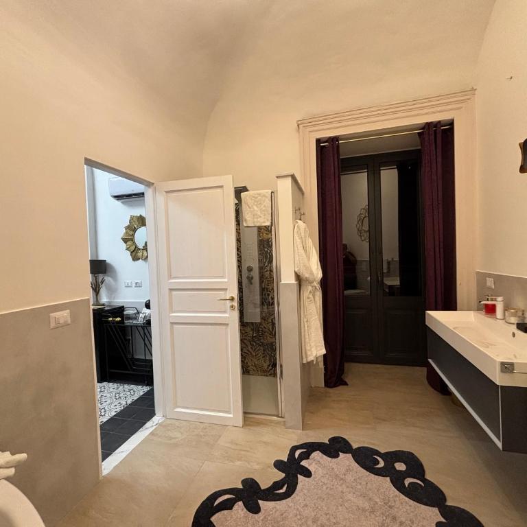 Moresco Suites - King Room with Spa Bath - 7