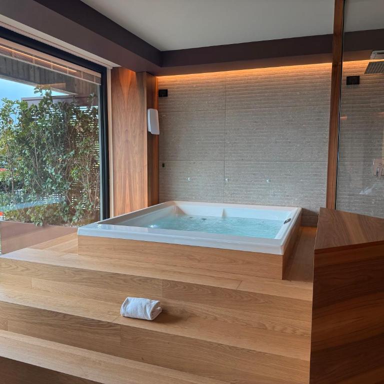 Alevic Hotel Sirmione - Junior Suite with Jacuzzi, Terrace and Partial Lake View - 6