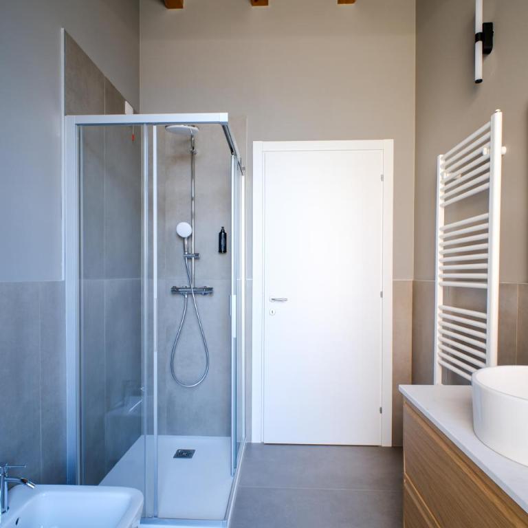 The Tower Premium Apartment - Beams & Views - 3 Min Walk to Bernina Express & Station - Apartment mit 1 Schlafzimmer, Balkon und Bergblick - 5