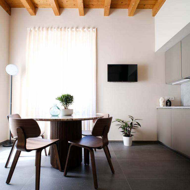 The Tower Premium Apartment - Beams & Views - 3 Min Walk to Bernina Express & Station - Apartment mit 1 Schlafzimmer, Balkon und Bergblick - 14