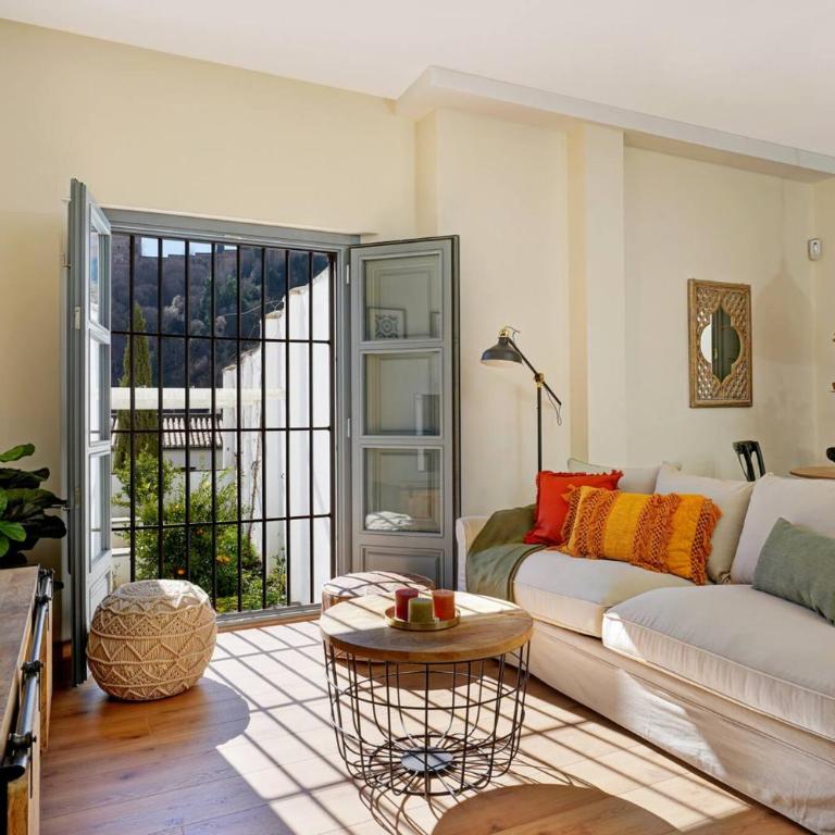 Luxury Alhambra Views Apartment - Two-Bedroom Apartment - 12