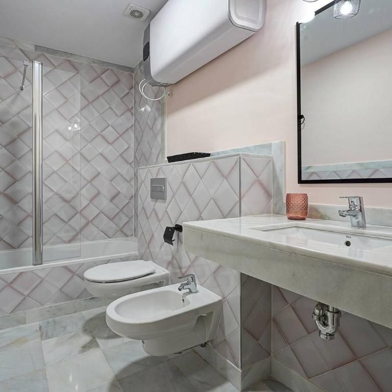 Luxury Alhambra Views Apartment - Two-Bedroom Apartment - 17