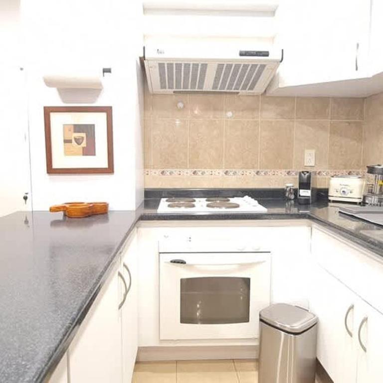 City Skyline View King bed Top Location Comfortable - Apartment - 4