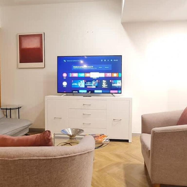 City Skyline View King bed Top Location Comfortable - Apartment - 5