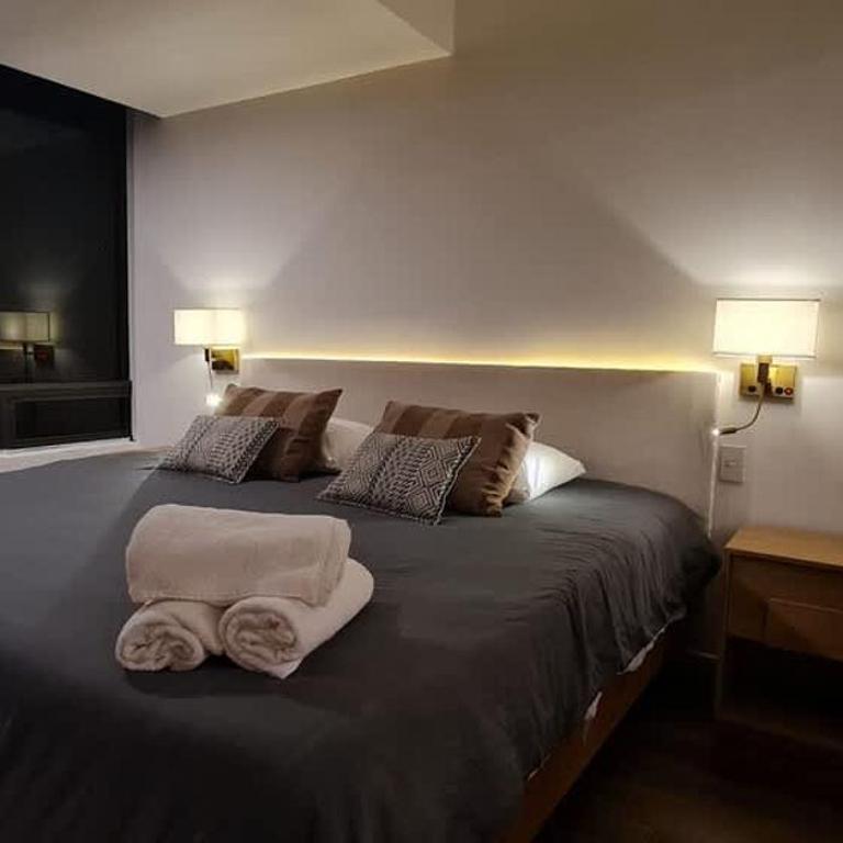 City Skyline View King bed Top Location Comfortable - Apartment - 39