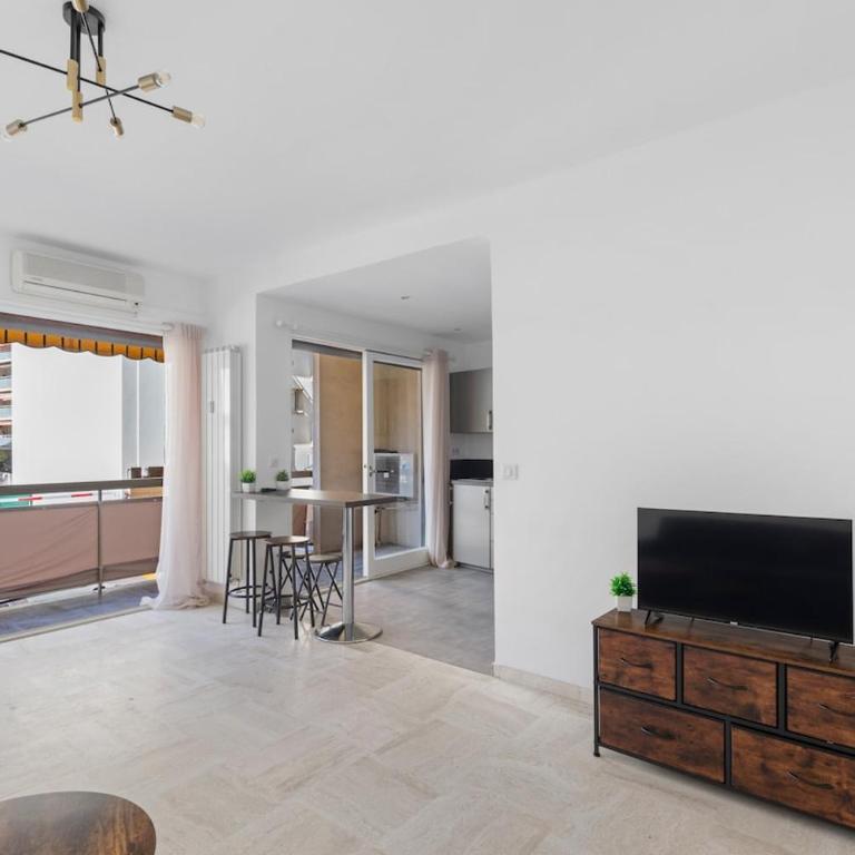 La Pinède Centre Juan Les Pins, 100m des plages - One-Bedroom Apartment - 1