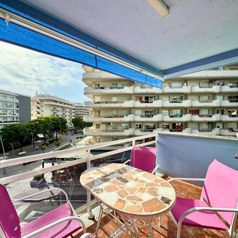 Apartsalou Oasis - One-Bedroom Standard Apartment - 1
