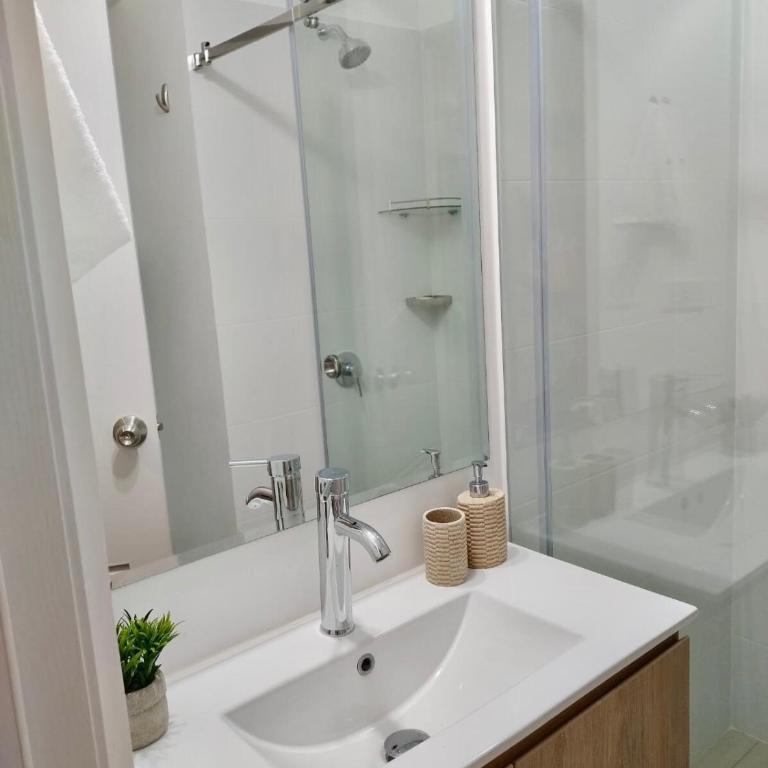 2 Bedroom Apartment in front of Miraflores - Apartamento de 2 dormitorios - 2