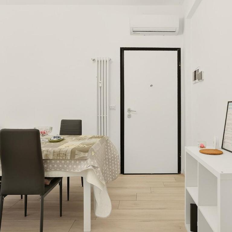 Apartment - Monza - Center - 2 rooms - Appartamento con 2 Camere da Letto - 4