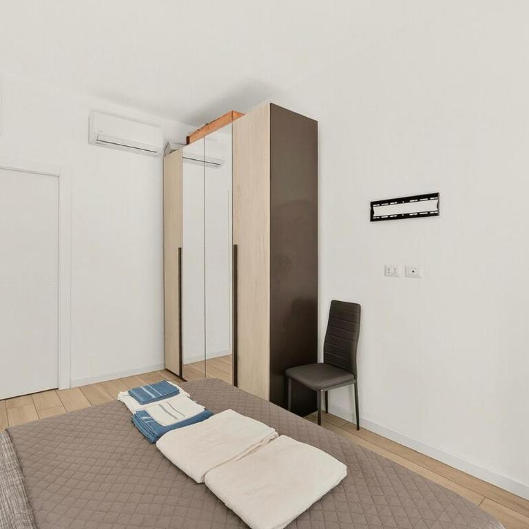 Apartment - Monza - Center - 2 rooms - Appartamento con 2 Camere da Letto - 12