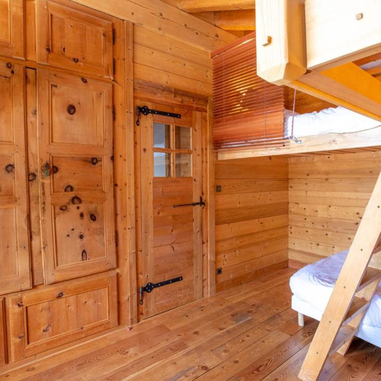 Chalet le Cairn - unique ski-in ski-out location! Outside Hot tube - Chalet - 28