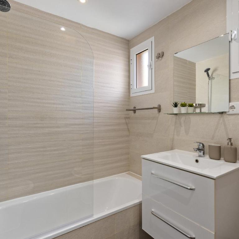Amplio apartamento con piscina y parking en Torremolinos - Apartamento de 3 dormitorios - 14
