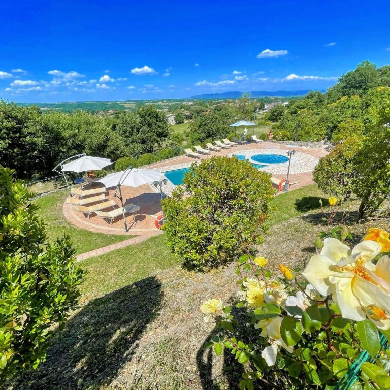 Charming villa in Umbria - sleeps 16 - lake view - Pool, jacuzzi and events room - Villa - 1