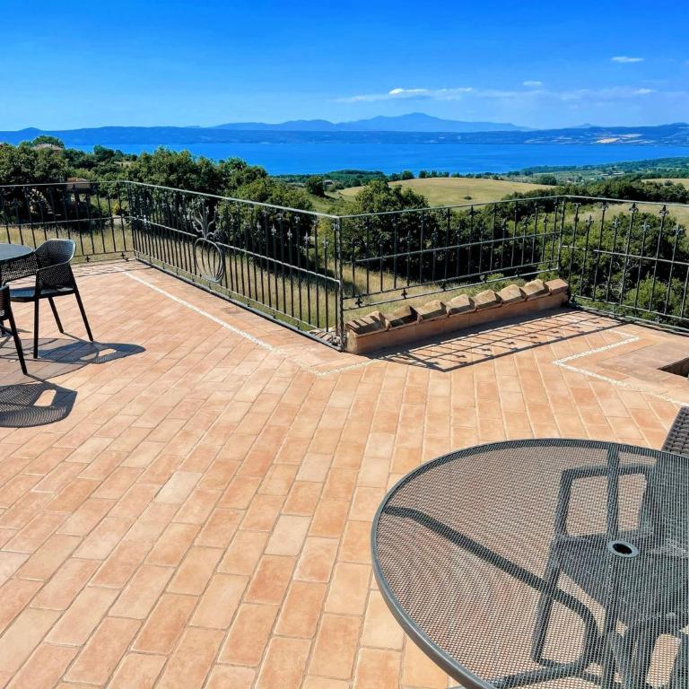 Charming villa in Umbria - sleeps 16 - lake view - Pool, jacuzzi and events room - Villa - 55