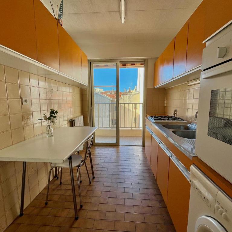 Beautiful 2 bedroom apartment Port - 5 min to beaches - Appartement 2 Chambres - 9