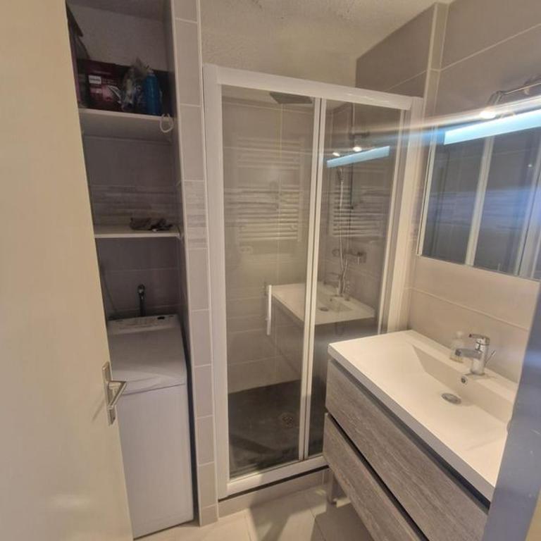 Vagues et Vignes Gruissan Appt T2 bien placé tout équipé WIFI avec parking privé - Appartement 1 Chambre avec Balcon et Vue sur la Ville - 3