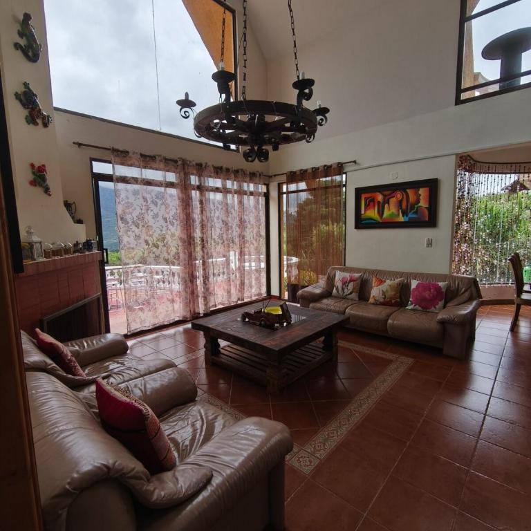 Spacious chalet on Lake Calima - Villa - 3