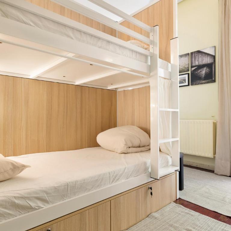 Hostel Anguita - 8-Bed Mixed Dormitory Room - 7
