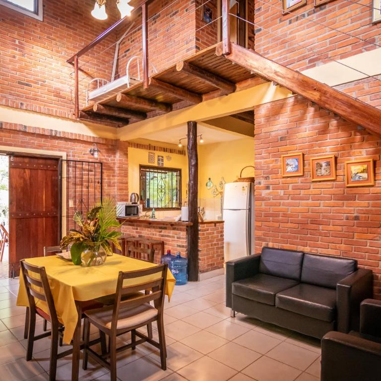 Casa Angi, con jardín y piscina en Sanber - Three-Bedroom House - 25