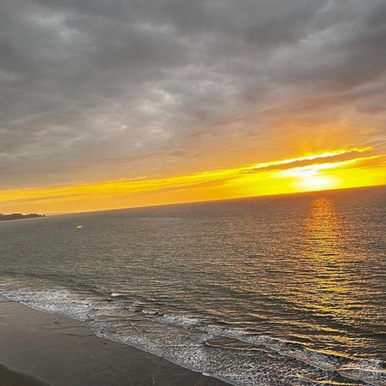 Departamento Frente Al Mar - Diamond Beach Tonsupa - Apartamento de 3 dormitorios - 2