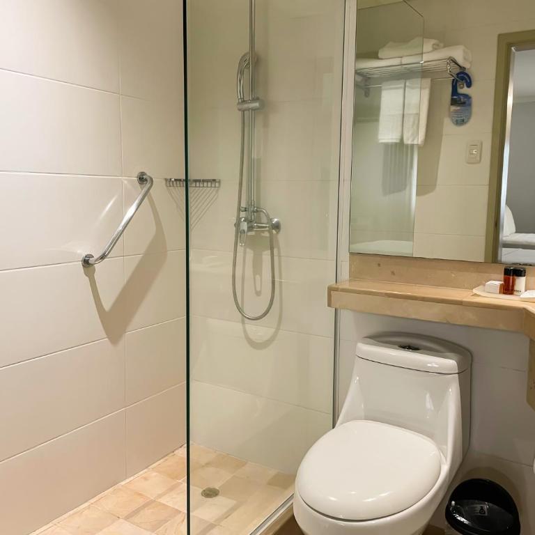 Grand Hotel Guayaquil, Ascend Hotel Collection - Triple Room with One Double Bed and One Single Bed - Non-Smoking - 4