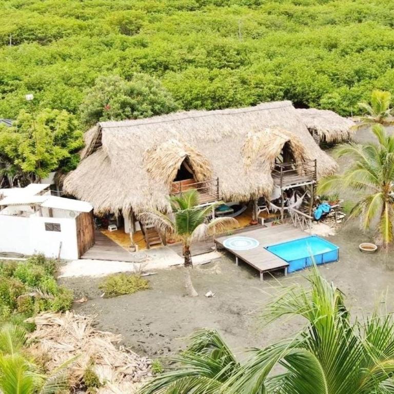 Coco y arena cabaña frente al mar, lejos del turismo y cerca a los manglares - Casa - 1