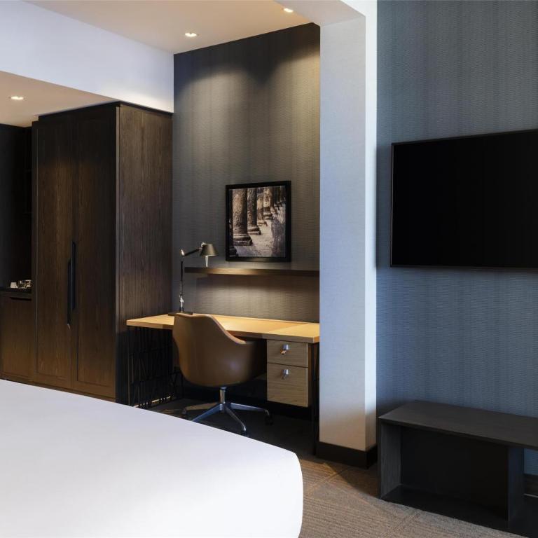 Hilton Guadalajara Midtown - Suite Junior con cama extragrande y zona de estar - 5