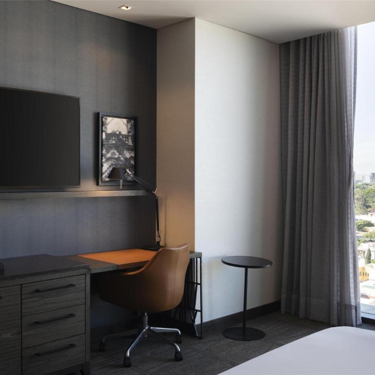 Hilton Guadalajara Midtown - Habitación con ducha a ras de suelo, adaptada para personas de movilidad reducida - Cama extragrande - 5