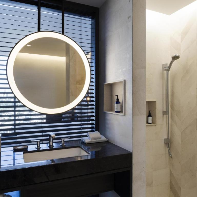 Hilton Guadalajara Midtown - Habitación con ducha a ras de suelo, adaptada para personas de movilidad reducida - Cama extragrande - 8
