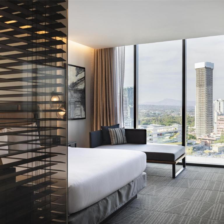 Hilton Guadalajara Midtown - Habitación con cama extragrande y vistas a la ciudad - 5