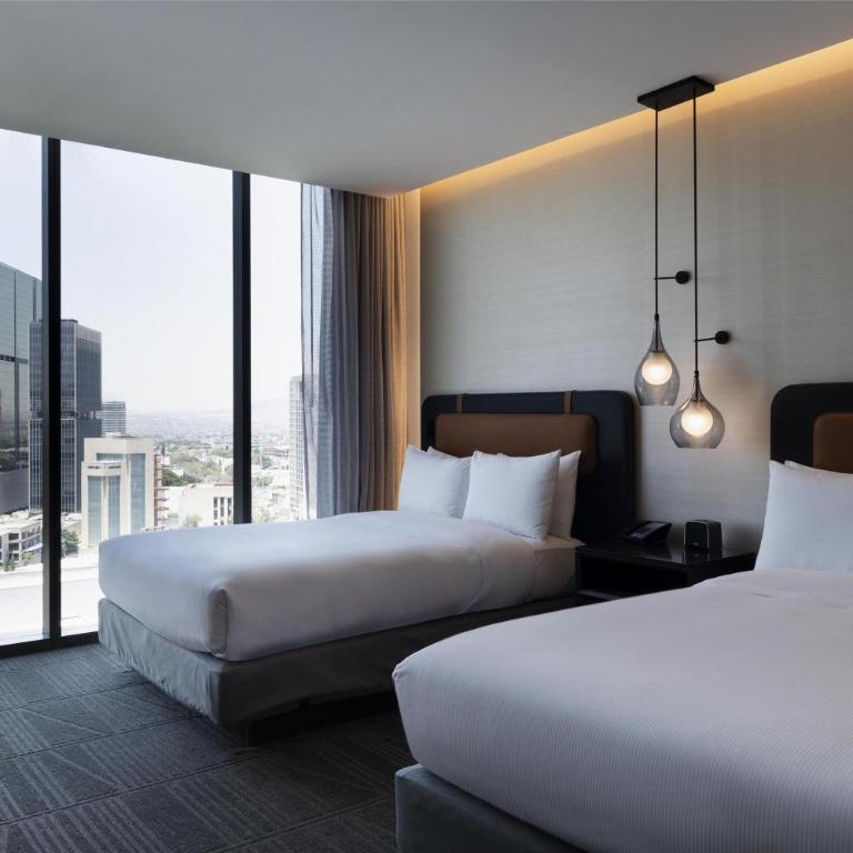 Hilton Guadalajara Midtown - Habitación con 2 camas grandes y vistas a la ciudad - 6