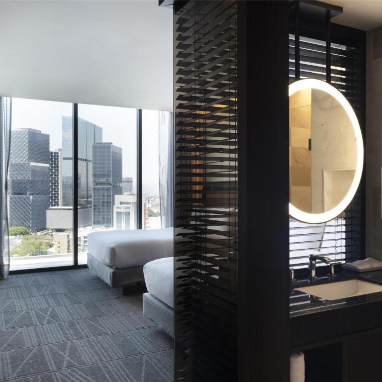 Hilton Guadalajara Midtown - Habitación con 2 camas grandes y vistas a la ciudad - 7