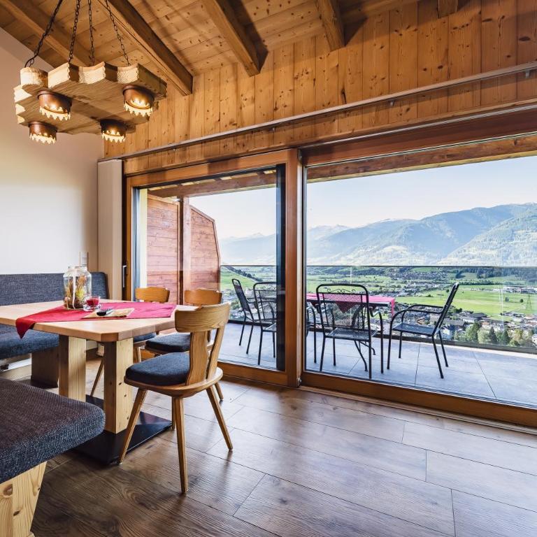 Panorama Hotel Guggenbichl - inkl Sommerkarte, einmaliger Eintritt ins Tauern Spa & bester Ausblick über Kaprun - Apartment mit Terrasse mit kostenlosem Eintritt ins Tauern Spa - 1