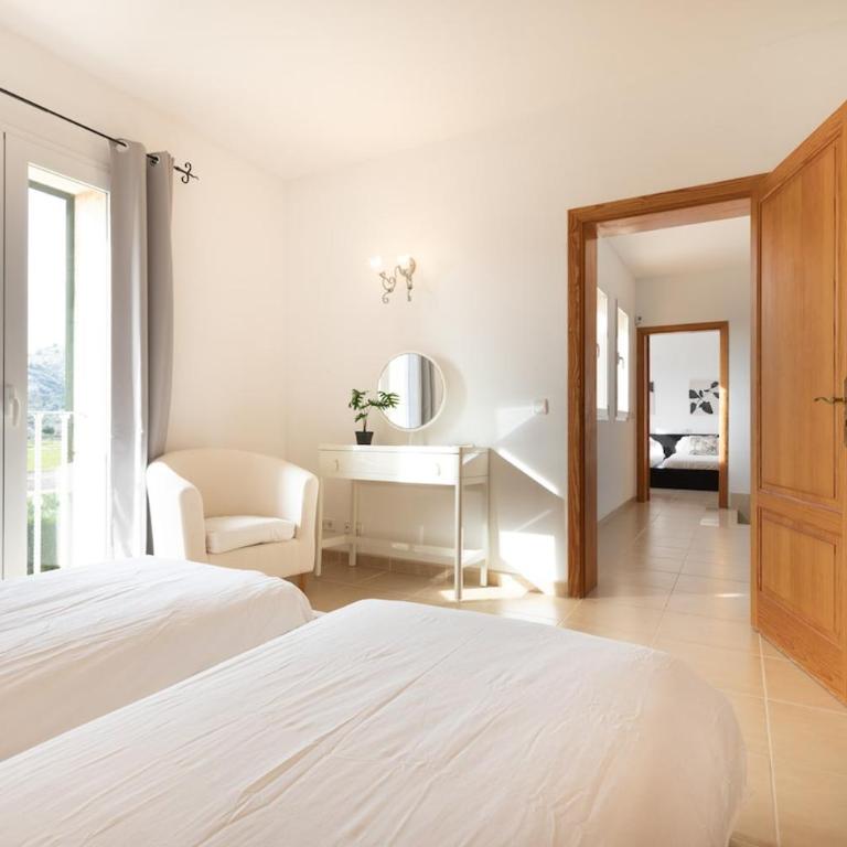 Spacious villa for 10 with private pool - Villa - 10