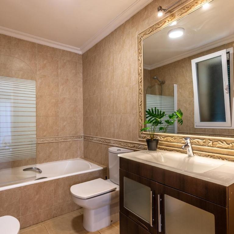 Spacious villa for 10 with private pool - Villa - 13