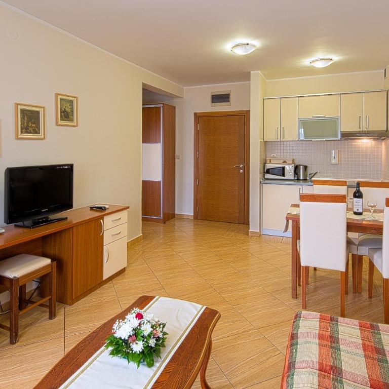 Petrovac Holiday Apartments - One-Bedroom Apartment with Balcony and Sea View - 1