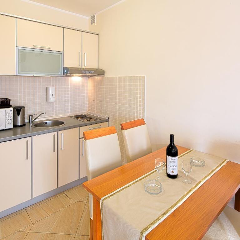 Petrovac Holiday Apartments - One-Bedroom Apartment with Balcony and Sea View - 3