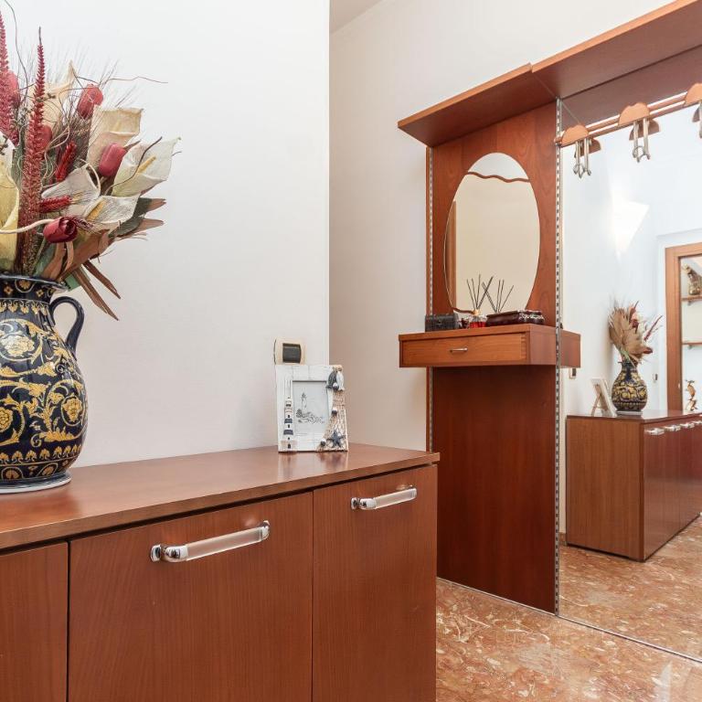Parcheggio Privato - 10 Min Centro Storico - Appartamento con 2 Camere da Letto - 27