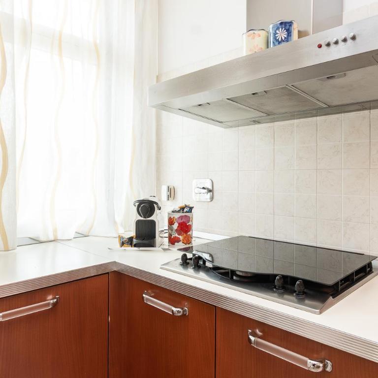 Parcheggio Privato - 10 Min Centro Storico - Appartamento con 2 Camere da Letto - 25